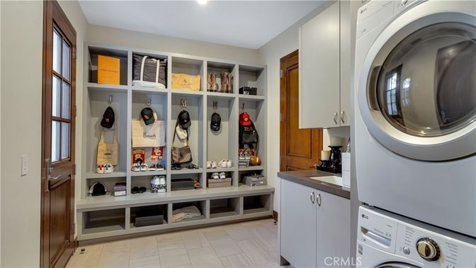Interior, Recessed Lighting, Washer, Wood Texture Flooring