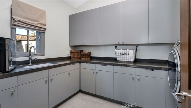 Interior, Kitchen, Washer, Wood Texture Flooring