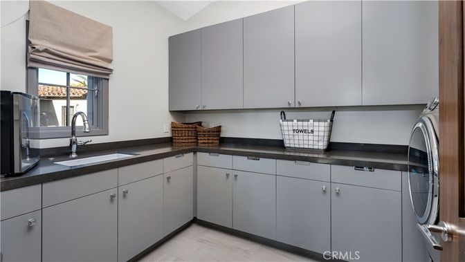 Interior, Kitchen, Washer, Wood Texture Flooring