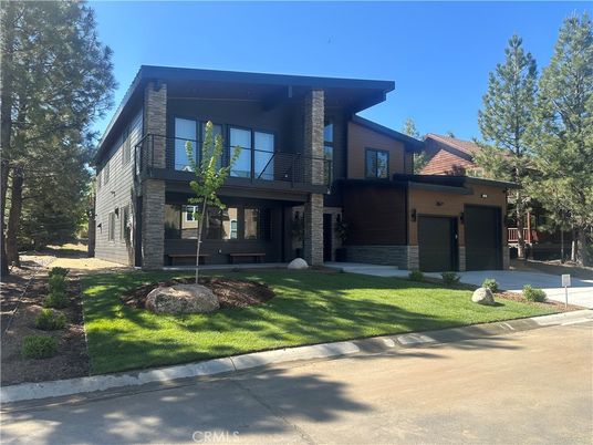 Exterior, Facade, Modern