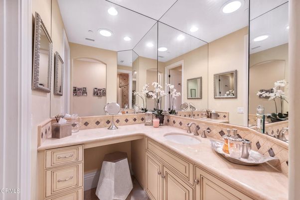 Bathroom, Dual Sink Vanities, Interior, Recessed Lighting