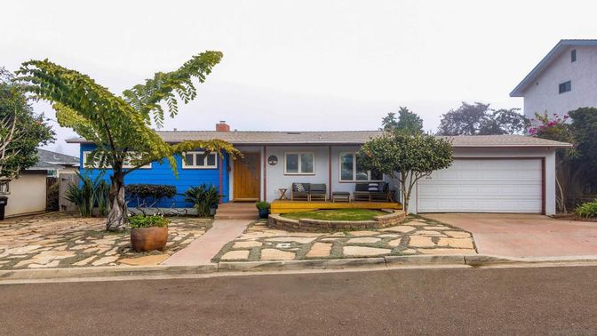 Attached, Exterior, Facade, Ranch