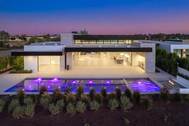 Exterior, Facade, Pool, Modern