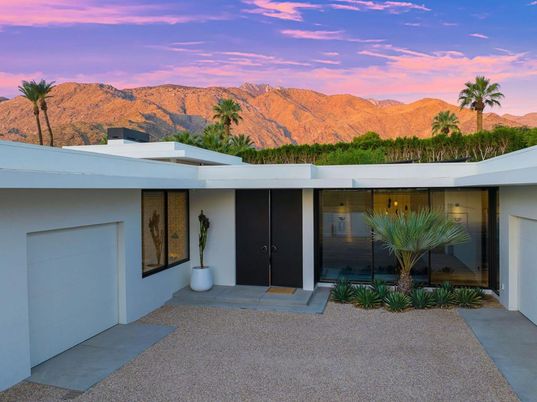 Attached, Exterior, Facade, None