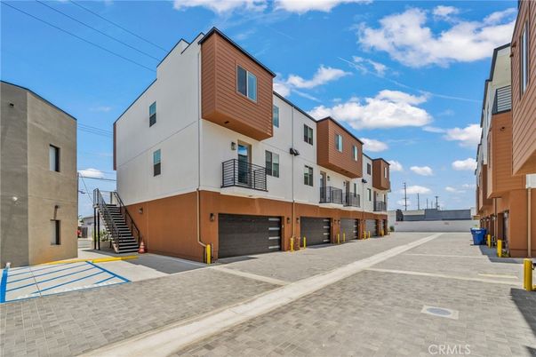 Attached, Exterior, Facade, Rowhouse