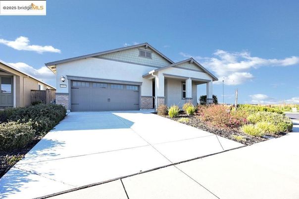 Attached, Exterior, Facade, American Craftsman