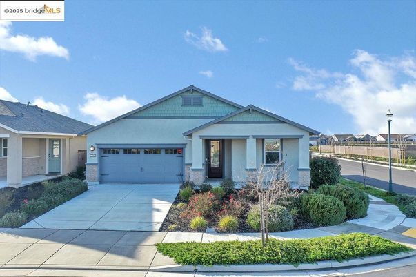 Attached, Exterior, Facade, Ranch