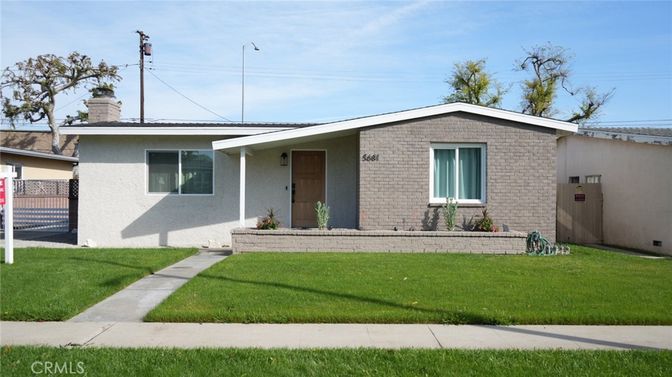 Exterior, Facade, Brick Facade, Ranch