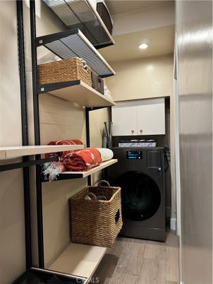 Interior, Recessed Lighting, Washer, Wood Texture Flooring