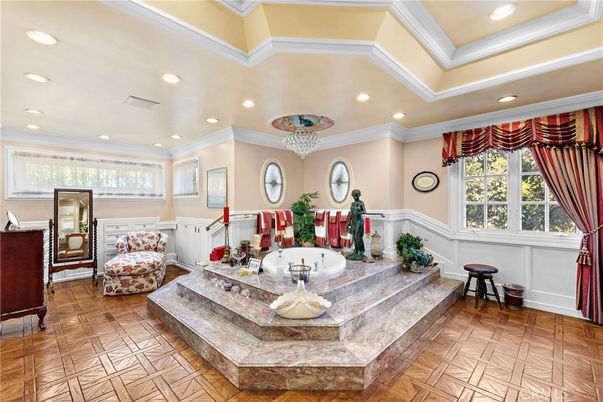 Interior, Recessed Lighting, Wood Texture Flooring