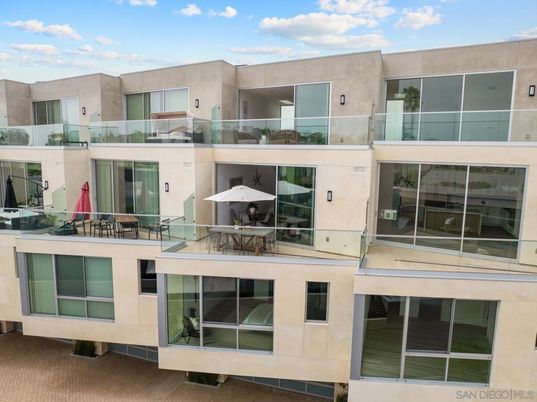 Exterior, Facade, Modern