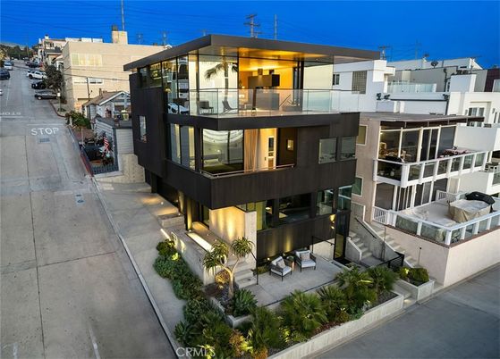 Exterior, Facade, Modern