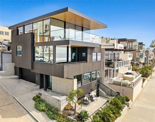 Exterior, Facade, Modern