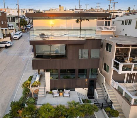 Exterior, Facade, Modern