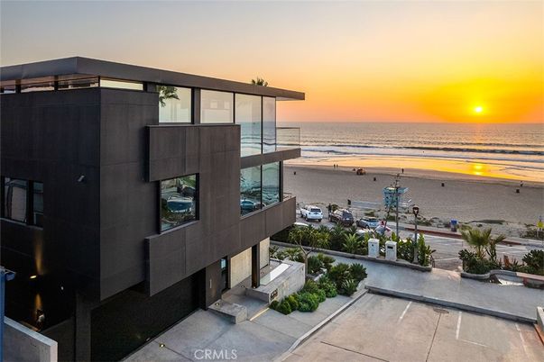 Exterior, Facade, Water, Modern