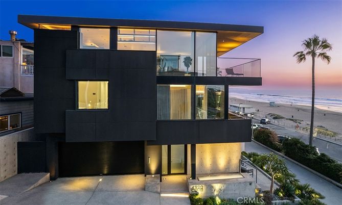 Attached, Exterior, Facade, Water, Modern