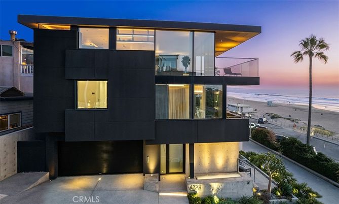 Attached, Exterior, Facade, Water, Modern