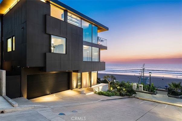 Exterior, Facade, Water, Modern