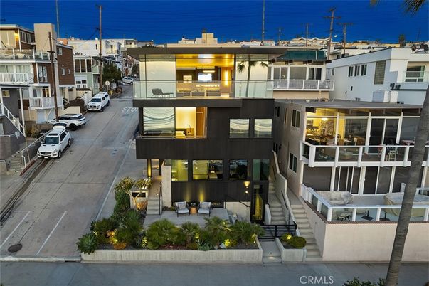 Exterior, Facade, Modern
