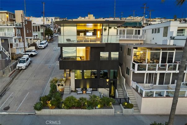 Exterior, Facade, Modern