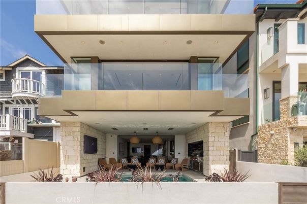 Exterior, Facade, Modern