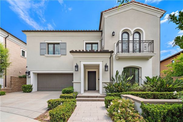Attached, Exterior, Facade, Mediterranean