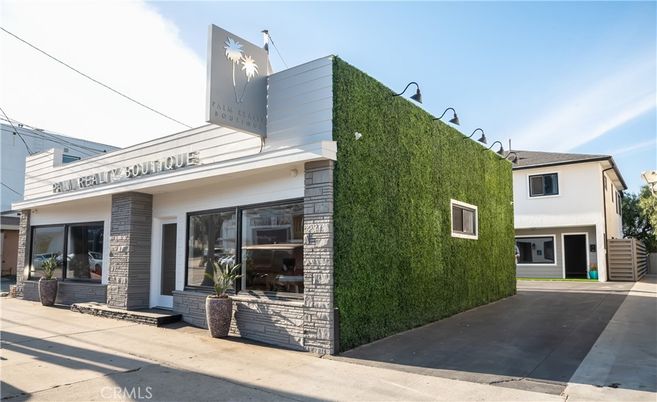 Exterior, Facade, Modern
