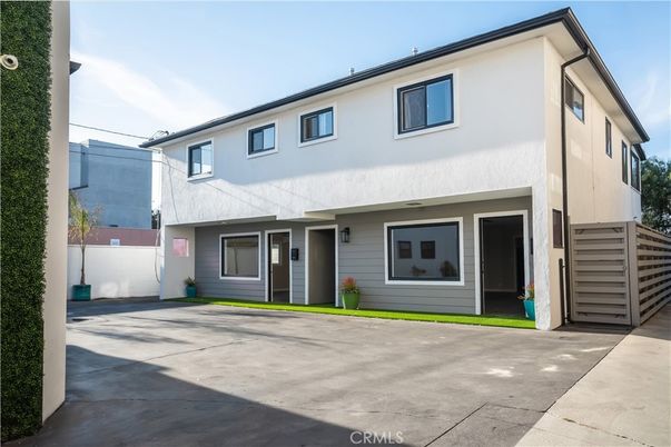 Exterior, Facade, Modern