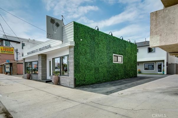 Exterior, Facade, None