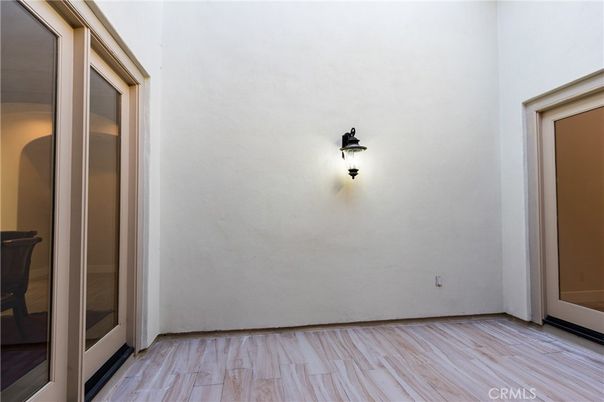 Empty room, Interior