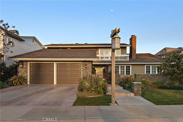 Attached, Exterior, Facade, Ranch