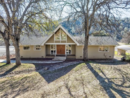 Exterior, Facade, Ranch