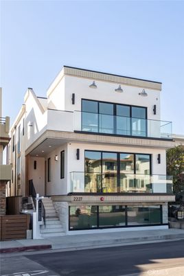 Exterior, Facade, Modern