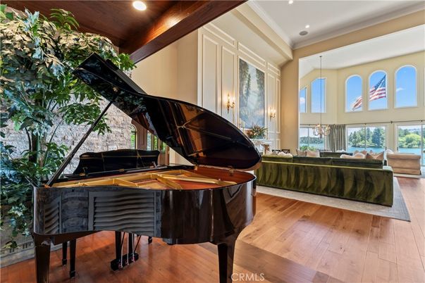 Interior, Living room, Pendant Lights, Piano, Recessed Lighting, Wood Texture Flooring