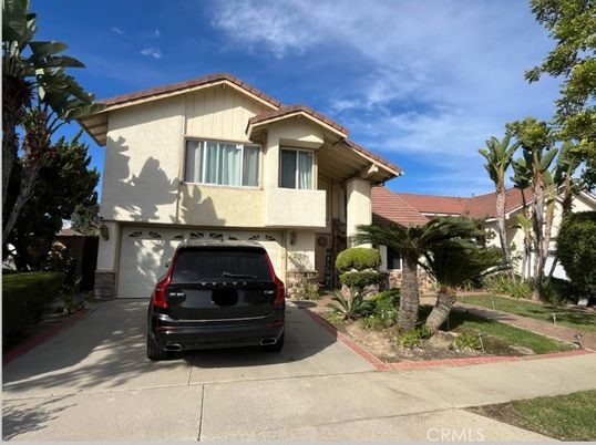 Attached, Exterior, Facade, Mediterranean
