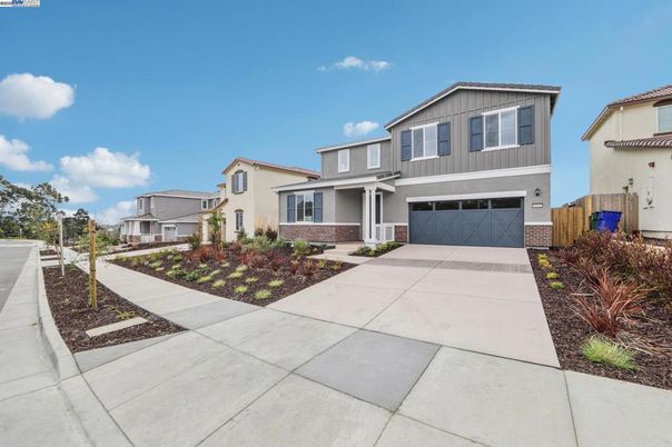 Attached, Exterior, Facade, Mediterranean