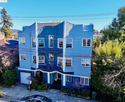 Exterior, Facade, Rowhouse
