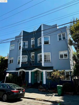 Exterior, Facade, Rowhouse