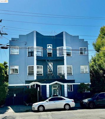 Exterior, Facade, Rowhouse