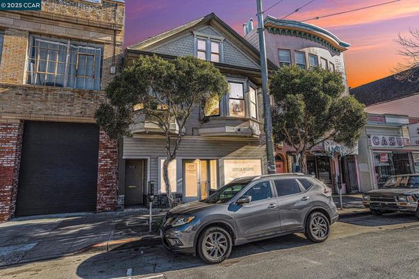Attached, Exterior, Facade, Brick Facade, Queen Anne Victorian