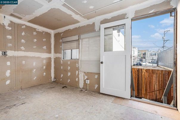 Empty room, Interior