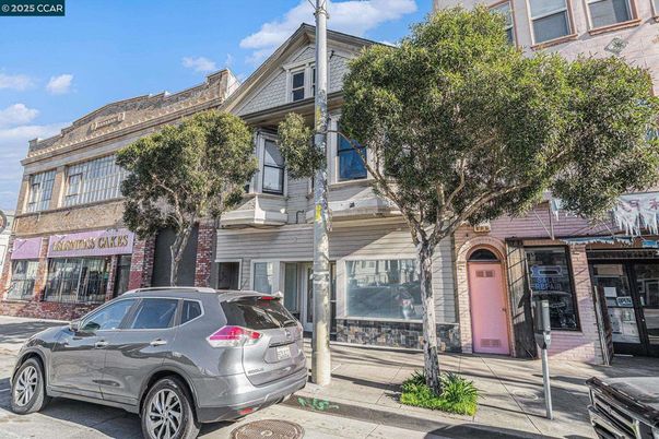 Exterior, Facade, Rowhouse