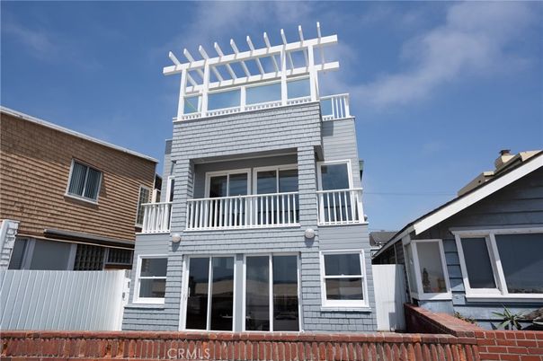 Exterior, Facade, Rowhouse