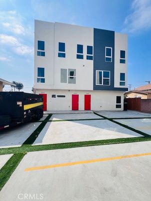 Exterior, Facade, Rowhouse