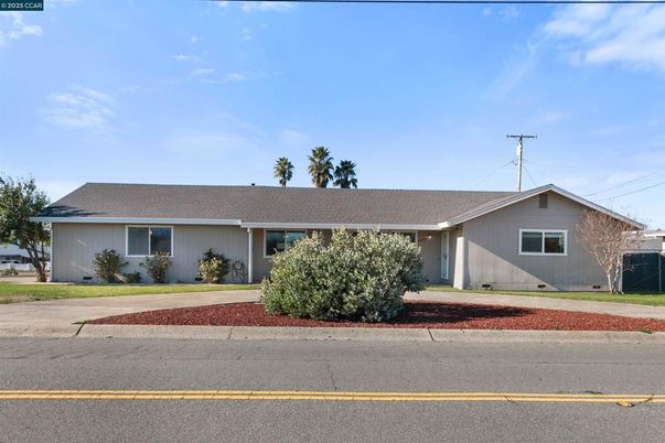 Exterior, Facade, Ranch