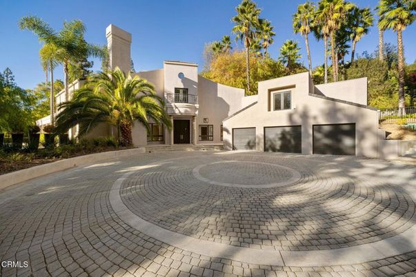 Attached, Exterior, Facade, Modern