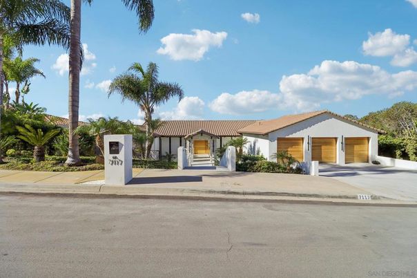 Attached, Exterior, Facade, Ranch