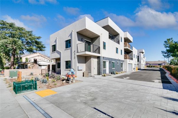 Exterior, Facade, Modern