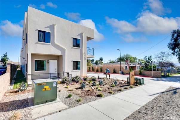 Exterior, Facade, Modern