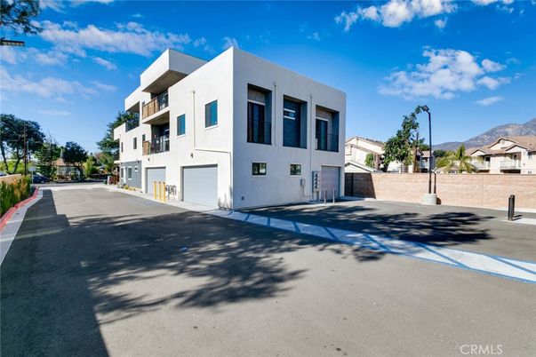 Attached, Exterior, Facade, Modern